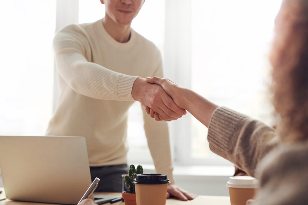 business-incorporation-singapore-man-shaking-hand-with-another.