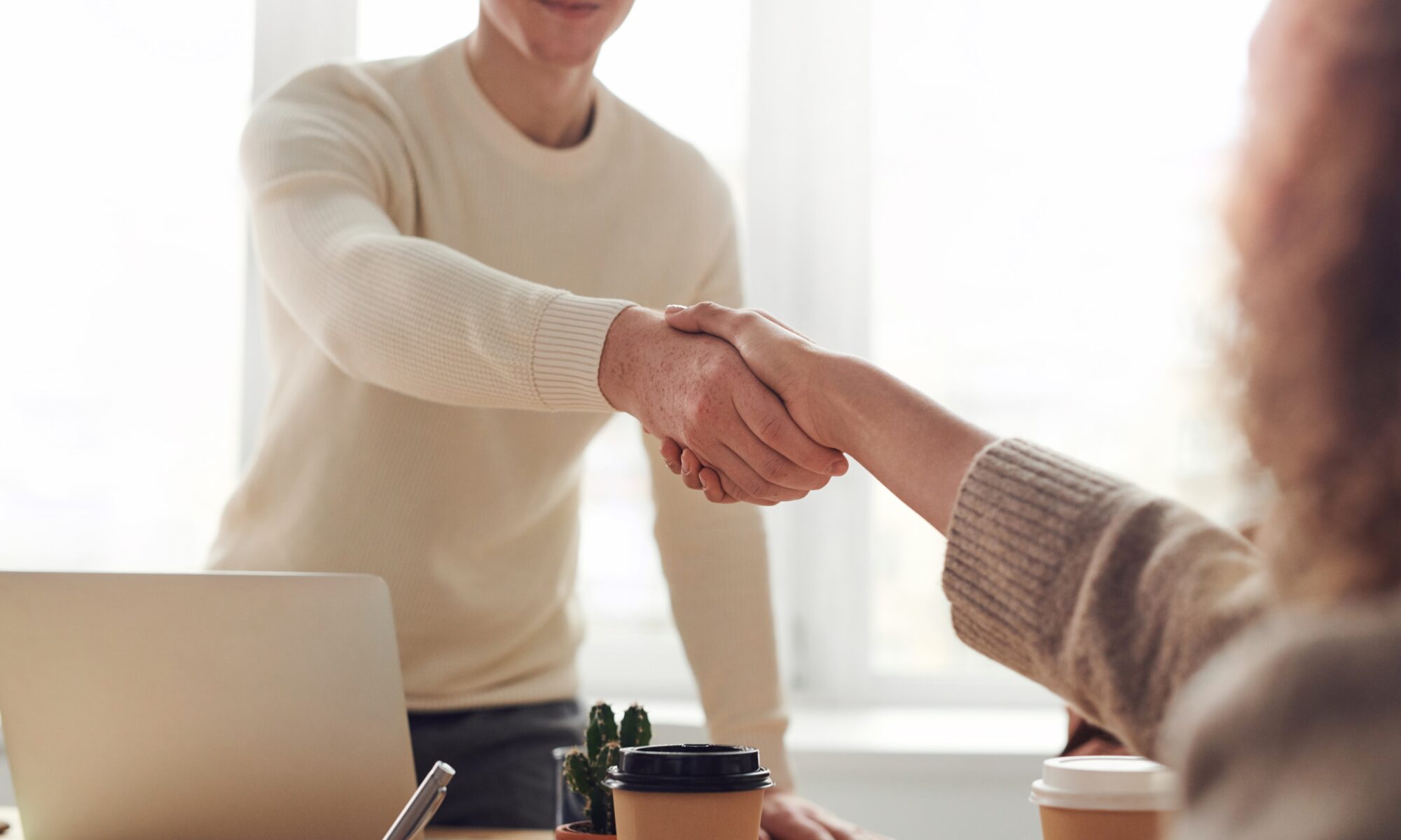 business-incorporation-singapore-man-shaking-hand-with-another.